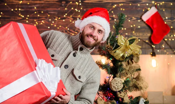 Moet je dat zien. kerstinkopen doen. Wat een verrassing. Nieuwjaarscadeau. De man heeft een groot geschenk. Thuis cadeautjes bezorgen. Een gelukkige man met een baard kerstmuts. Cadeau voor jou. alleen mijn — Stockfoto