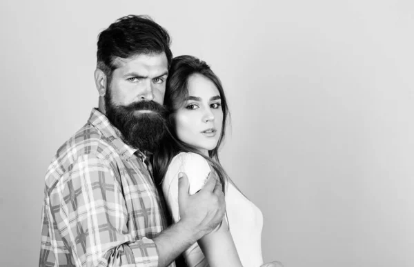 Liefde tijd. paar verliefd. bebaarde man hipster met meisje. kapper en kapper concept. mannelijke en vrouwelijke mode. Valentines Day. sexy vrouw en brute kerel met baard. passie paar. ruimte kopiëren — Stockfoto