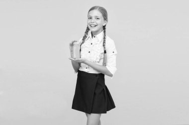 Meyve suyu enerjisi. Okul yemeği. Gülümseyen çocuk smoothie içiyor. Sağlıklı yiyecekler. Vitamin beslenmesi. Taze smoothie. Kız portakal taze meyve suyu smoothie içiyor. Liseli kız öğle yemeği yiyor. Vejetaryen kavramı