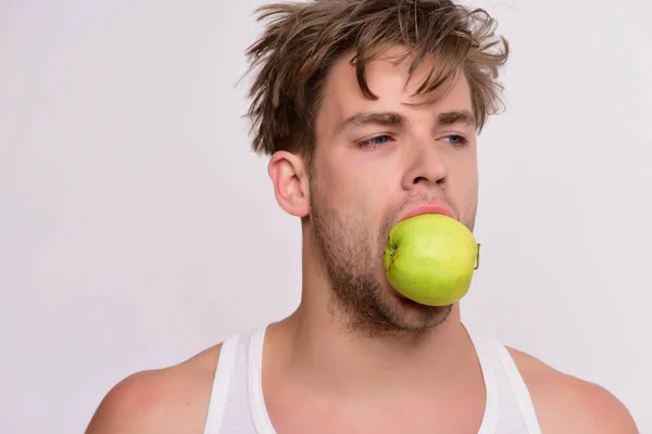 Ragazzo con volto occupato isolato su sfondo grigio chiaro — Foto Stock