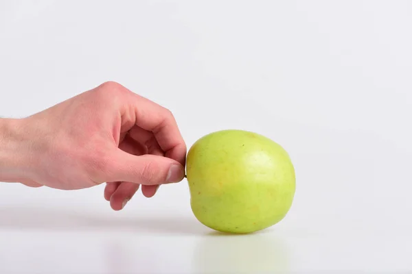 Main masculine tient pomme verte. Pomme en couleur juteuse fraîche — Photo