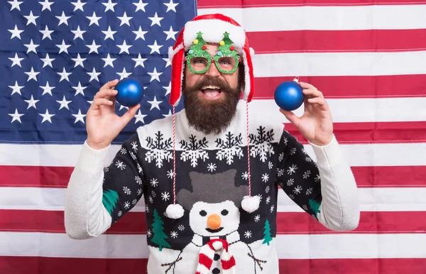 Grande Natale americano. Buon Babbo Natale su sfondo bandiera americana. Uomo americano barbuto con le palle dell'albero di Natale. Zio Sam. Festeggia il Natale e l'anno nuovo alla maniera americana. Auguri di stagione — Foto Stock