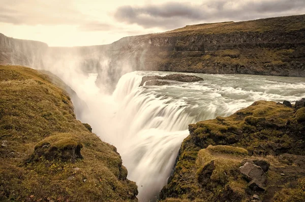 Krása kaňonu. Vodopád ležící v kaňonu na Islandu. Říční vodopád. Voda krásně teče proudem. Příroda. Návrh islandských turistických destinací. Vodopád na Islandu. Vlhký vzduch — Stock fotografie