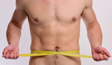 Beyaz arka planda çıplak göğsü olan adam. Bantlı adam