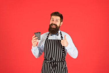 Gelmiş geçmiş en güzel. Kendine güvenen zarif bir barmen. Erkek kahve içer. Sakallı adam kahveyi al götür. Kafedeki vahşi garson. Olgun kırmızı arka plan. Yetenekli bir hizmetçi. Barista hipster şef önlüğü