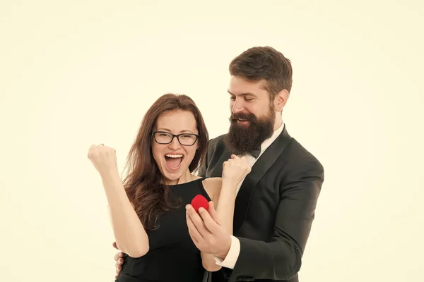 Lang verwachte voorstel. Een paar vieren jubileum relaties. Ik hoop dat ze van ring houdt. Voorstel van het huwelijk concept. Man houdt kleine rode doos romantisch aanzoek. Wil je met me trouwen? Op het punt om ja te zeggen — Stockfoto