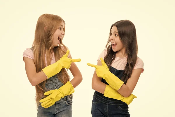 Meninas com luvas de proteção de borracha amarela pronto para a limpeza. Deveres domésticos. Ajudante. Meninas crianças bonitos adoram limpar ao redor. Mantém-no limpo. Proteger a pele sensível. Crianças limpando juntas — Fotografia de Stock