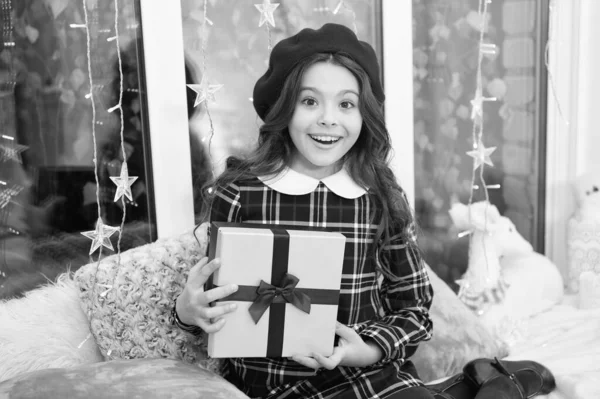 Menina feliz comemorar férias de inverno. entrega presentes de Natal. Feliz Ano Novo. Hora do Natal. Família. Vencer a corrida de Natal. manhã antes do Natal. Infância. Venha Santa Cláusula e não demore — Fotografia de Stock