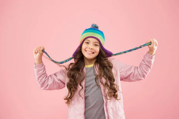 옷 가게. 애들은 겨울에 모자를 쓰고. 머리를 보호하는 액세서리. 유행하는 스타일의 액세서리. 사랑 스러운 작은 어린이는 뜨개질 액세서리를 착용 한다. 패션 액세서리 핑크 배경의 귀여운 소녀 — 스톡 사진