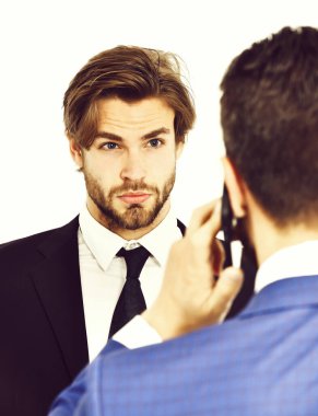 adam ya da sürpriz işadamları üstünde hareket eden telefon konuşma
