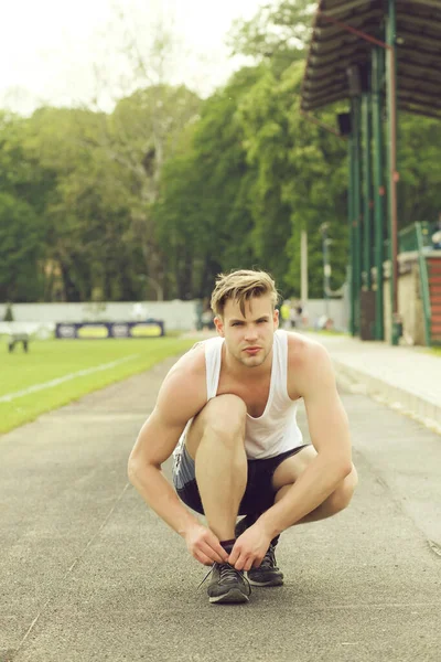 Sportman bindt zijn trainers zitten en klaar om te rennen — Stockfoto