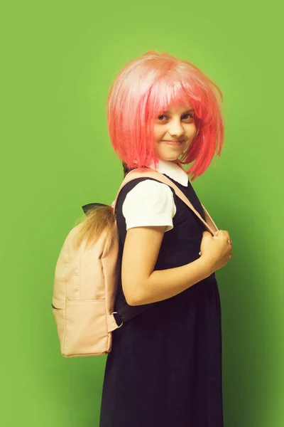 Dziewczynka z plecakiem w jasnym kolorze. Dziecko z radosna buźka — Zdjęcie stockowe