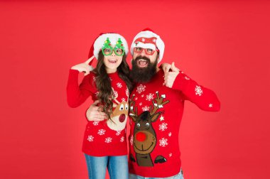 Mutlu bir aile. Küçük kız ve neşeli baba. Parti aksesuarları. Aileler kışlık kazak giyer. Eğleniyorum. Noel anıları. Aile değerleri. Baba ve kızı yeni yılı kutluyor. Aile tatili