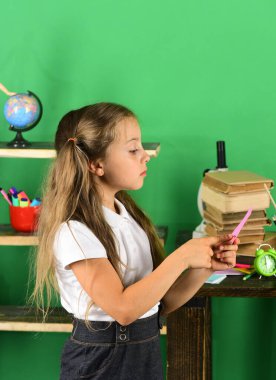 Pembe kağıt parçası ile gurur yüz kız öğrenci tutar