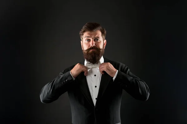 Amarre seu olhar junto com o estilo. Homem barbudo usar estilo formal elegante. Brutal hipster com barba elegante e estilo de cabelo. Moda masculina. Baile e guarda-roupa de casamento. Estilo atemporal — Fotografia de Stock