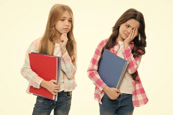 Het verstrekken van boeken voor de basisschool. Schattige kleine meisjes met school oefening boeken in handen. Schattige kleine kinderen houden kleurrijke notitieboeken. Activiteiten boeken voorbereiden voorschrijven — Stockfoto