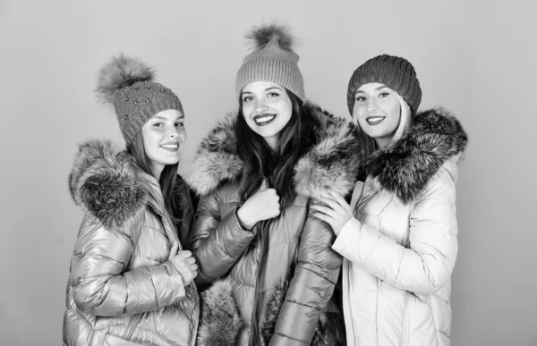 Cálido abrazo. chicas en gorro. ropa de invierno moda. Chaqueta de piel sintética. Felices vacaciones de invierno. Amistad. gripe y resfriado. compras de temporada. mujeres con abrigo caliente acolchado. Navidad familiar — Foto de Stock