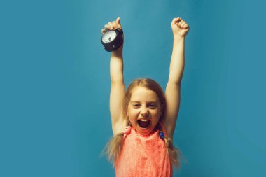 Mavi arka planda izole edilmiş örgülü gözbebeği