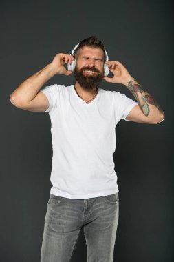 Hobi konsepti. Mükemmel ses. Motivasyon için müziği dinle. Favori şarkı listesi. Kablosuz kulaklıklar. Modern kulaklık konsepti. Yetişkin, yakışıklı, müzik kulaklığı takan bir adam. Şarkı sözleri.