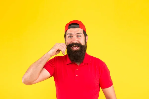 Il miglior shampoo per i capelli. berretto rosso uomo barbuto. moda estate maschile. Salone da barbiere e cura dei peli sul viso. essere trendy e brutale. Ritratto di moda dell'uomo. sorridente maturo hipster sfondo giallo — Foto Stock