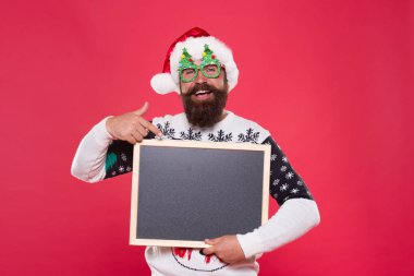 Kış eğitim okulu okul tahtasındaki mutlu hipster puanı. Sakallı adam bilgi panosunu tutuyor. Bayram şenliği. Okul kış tatili. Noel Baba okulu reklamı, kopyalama alanı