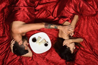 Sakallı adam yatakta hanımefendi göndermek omuz dokunur