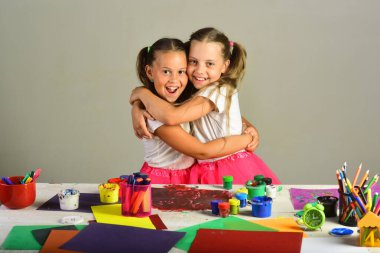 Çocuk boya guaj ve renkli ileti örneği