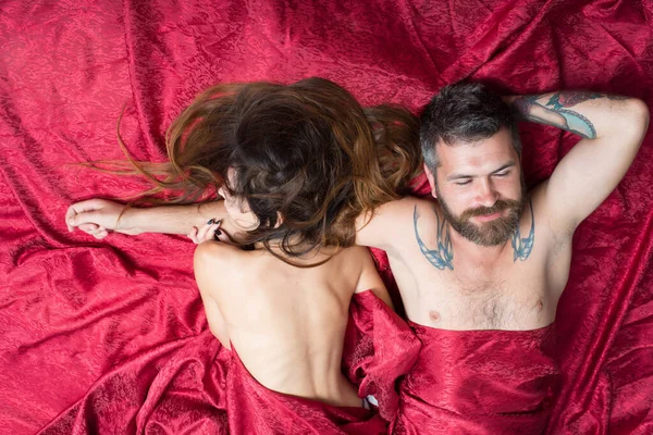 男性と女性の半分一緒に覆われた体の嘘 — ストック写真