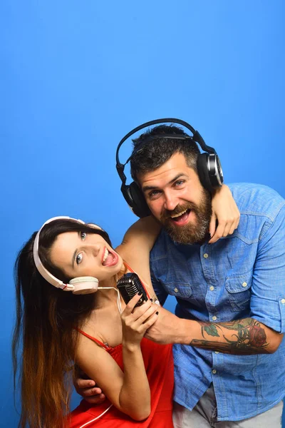 Chico con barba y señora con caras excitadas disfrutan de la música — Foto de Stock