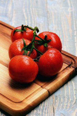 Asma kırpma yoluyla, greyvintage arka plan domates