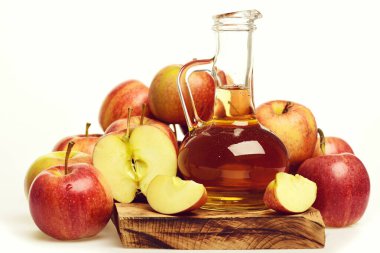 elma suyu ile ahşap üzerine taze meyve cam şişede