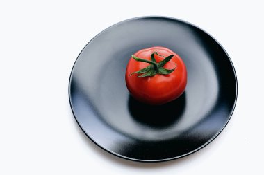 sebze taze kavramı, üzerinde beyaz izole tabakta domates