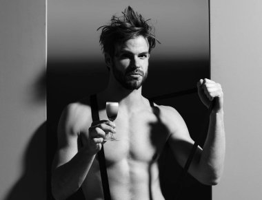 Kokteylli yakışıklı kaslı adam.