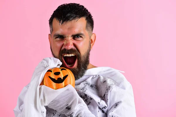 Guy with beard yells and holds jack o lantern — Stock Photo, Image