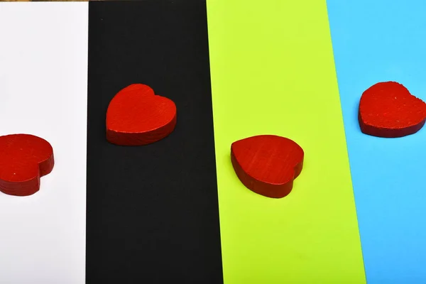 Концепція любові та стосунків: червоні серця на барвистому фоні — стокове фото