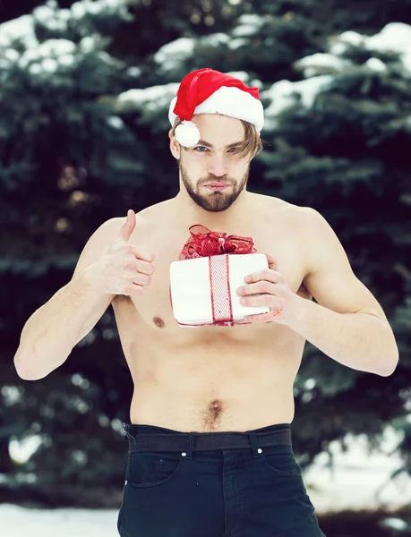 Hombre musculoso guapo con caja presente en invierno al aire libre — Foto de Stock