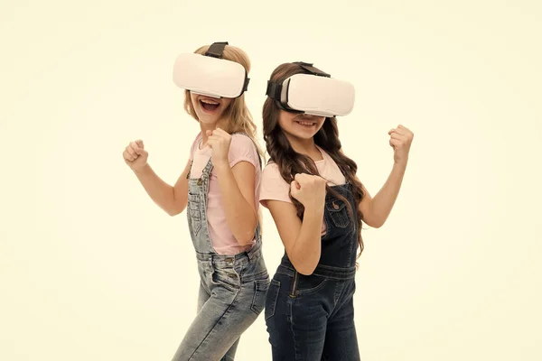 가상 교육 개념입니다. 현대 생활. 가상 공간에서의 상호 작용. 사이버 게임. 증강 현실 기술. 가상 현실은 흥미롭습니다. 여자 어린 아이들은 VR 안경 흰색 배경을 착용 — 스톡 사진