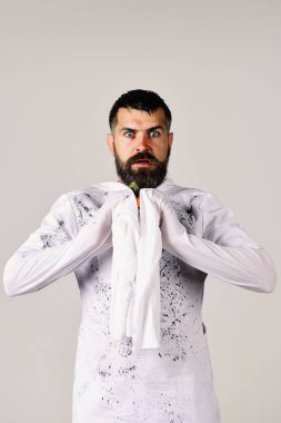 Delilik ve zihinsel sorunlar kavramı. Ciddi yüzlü adam.