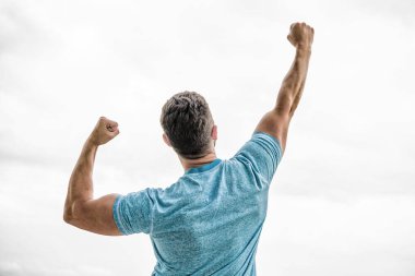 Şampiyon. Gelecekteki fırsatlar. Liderlik ve rekabet. Gelecekte görüşürüz. Gelecek konsepti. Güçlü kaslı vücut güçlü arka görüş hissediyor. Başarılı bir atlet. Zafer ve başarı