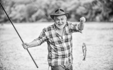 Balık yetiştiriciliği pisciculture ticari olarak balık yetiştirme. Emekli eğlencesi. Balıkçı tek başına nehir suyunda duruyor. Hobi spor aktivitesi. Kancadaki balıklar. Adam kıdemli balıkçı. Balıkçı balıkçılık ekipmanları
