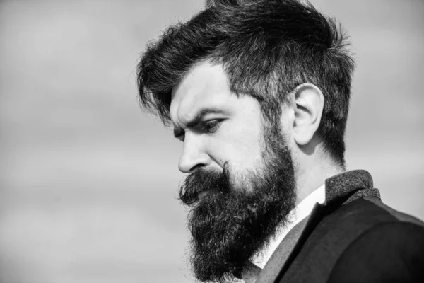 Rendendo perfetta la sua barba. Uomo d'affari contro il cielo. Un uomo barbuto. Successo futuro. Moda formale maschile. hipster maturo con barba. brutale hipster caucasico con i baffi. Cura personale. copia spazio — Foto Stock