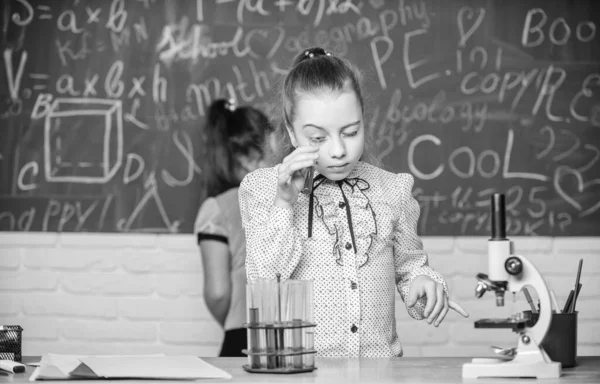 Σχολικά μαθήματα. Μαθήματα βιολογίας και χημείας. Παρατηρήστε τις χημικές αντιδράσεις. Η χημική αντίδραση είναι πολύ πιο συναρπαστική από τη θεωρία. Κορίτσια που δουλεύουν χημικό πείραμα. Φυσική επιστήμη. Εκπαιδευτικό πείραμα — Φωτογραφία Αρχείου