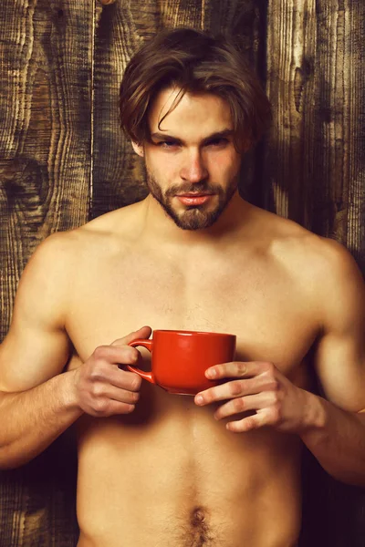 Caucasien barbu sexy macho homme tenant tasse ou tasse — Photo