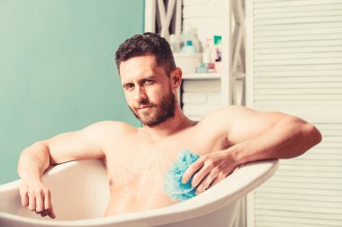 Köpükleri suyla dikkatlice yıkayın. Seks ve rahatlama konsepti. Küvette maço çıplak. adam köpük sünger ile kaslı vücut yıkama. maço banyo zevk. Banyodaki seksi adam. İyi görünüyorsun