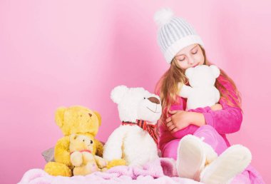 Çocuklar neden dolma hayvan sever. Küçük kız oyun yumuşak oyuncak oyuncak ayı ile pembe arka plan evlat. Rüya her çocuk oyuncak. Mutlu çocukluk kavramı. Çocuk küçük kız oynak oyuncak ayı peluş oyuncak tutun