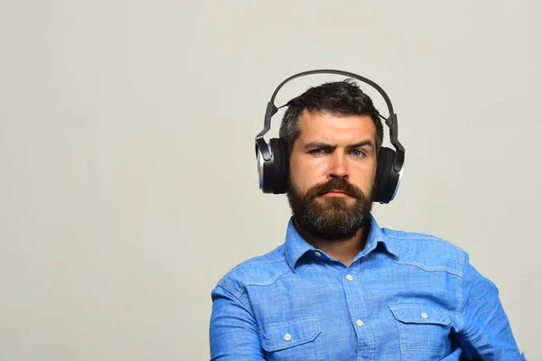 Cara com barba e rosto preocupado escuta música — Fotografia de Stock