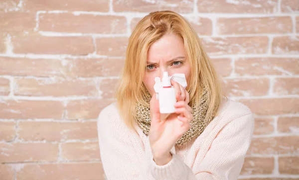 Meine Nase ist vollgestopft. Asthma oder allergische Rhinitis. hübsches Mädchen mit laufender Nase, das Nasentropfen hält. Kranke Frau spritzt Tropfen in die Nase niedliche Frau, die Nasenkälte oder Allergie pflegt — Stockfoto