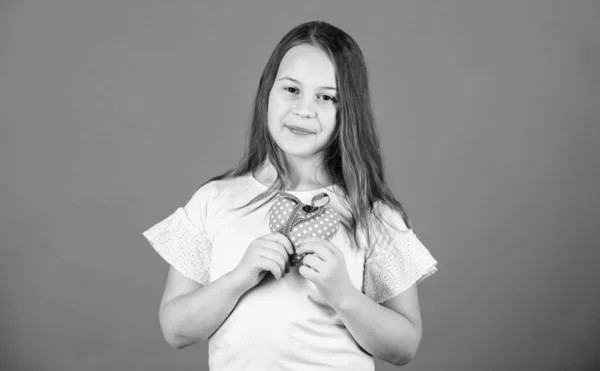 Ευτυχισμένη ημέρα του Αγίου Βαλεντίνου. Μικρό κορίτσι που κρατά γεμιστή χειροποίητη καρδιά για την ημέρα του Αγίου Βαλεντίνου. Μικρό παιδί με διακόσμηση σε σχήμα καρδιάς για γιορτή του Αγίου Βαλεντίνου. Δώρο για την ημέρα του Αγίου Βαλεντίνου — Φωτογραφία Αρχείου