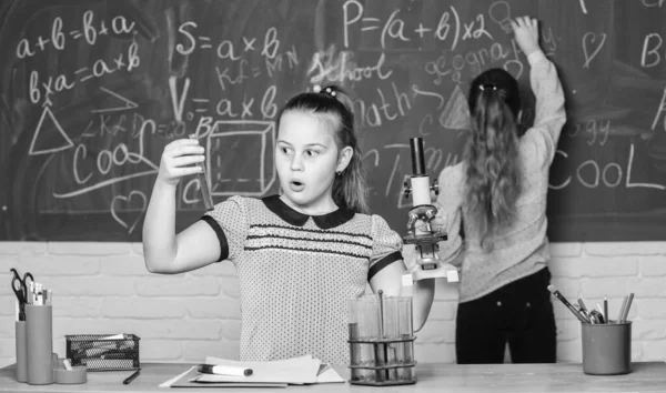 Lección de biología. Mejorar la medicina moderna. Investigación química. Niños usando microscopio. experimentos científicos en laboratorio. Niñas en laboratorio. Microscopio. Poco trabajo científico con microscopio — Foto de Stock