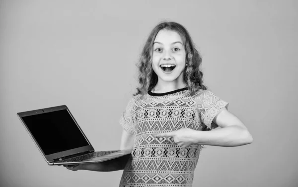 Online education and e learning. shopping online with mobile internet. business digital marketing. child development in digital age. Using social network. happy small girl with notebook. Experience — Stock Photo, Image